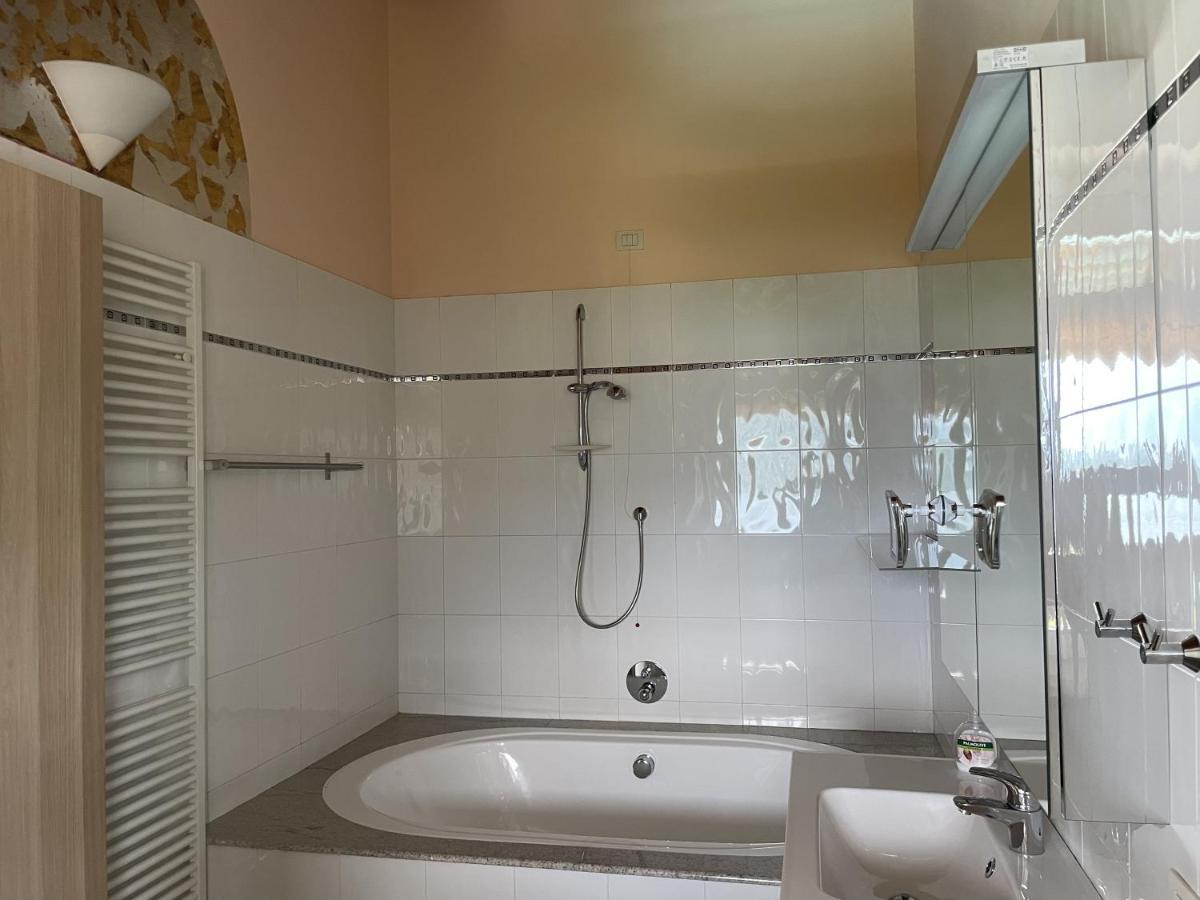 Casa Romantica Colico Bagian luar foto